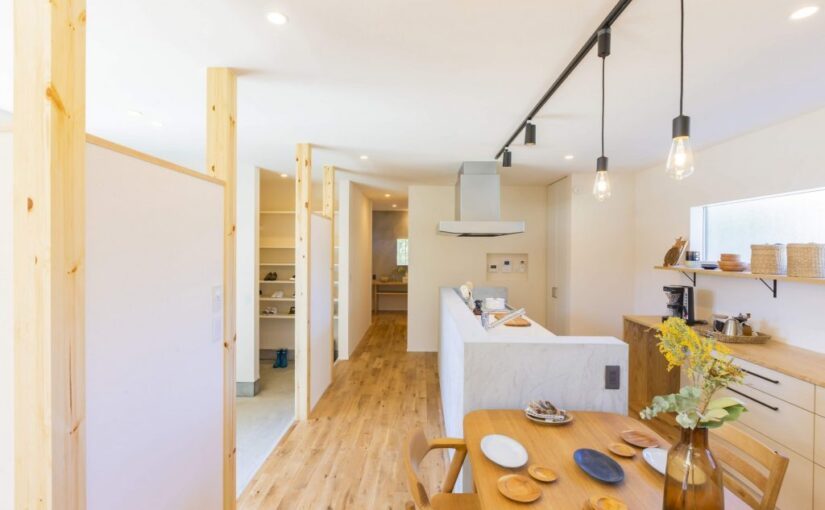 【建築家に聞く10のアイディア】斬新な間取りで叶える理想の暮らし ” 玄関入ってすぐキッチン”の魅力