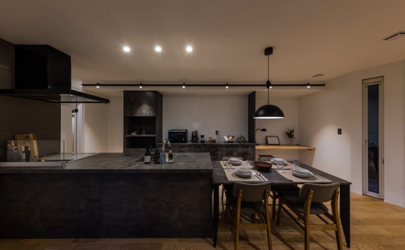 【建築家に聞く10のアイディア】機能だけじゃない！ ”キッチンを家具として捉える”デザイン志向の発想