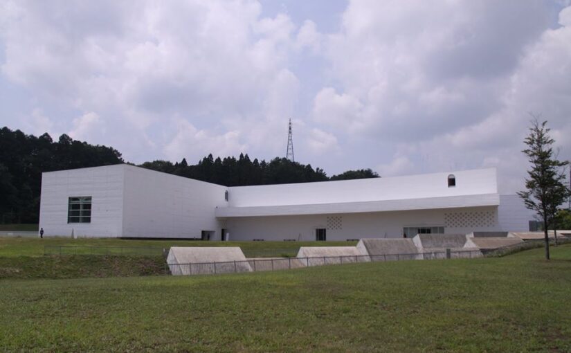 建築家・青木淳による縄文遺跡の発掘現場に着想を得た「青森県立美術館」が豊かな自然に育まれた芸術風土を発信する