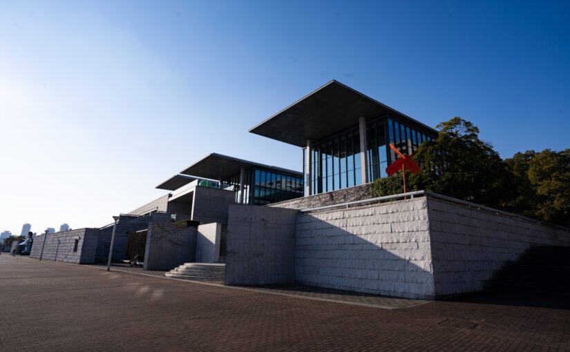 美しい幾何学で構成される神戸の美術館。建築家・安藤忠雄による「兵庫県立美術館」