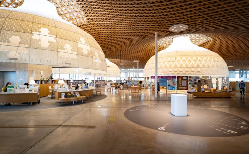 建築家・伊東豊雄による波打つ屋根と天井が特徴的な岐阜の市民に愛される「みんなの森・ぎふメディアコスモス」