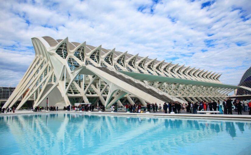 スペイン・バレンシアにある建築家サンティアゴ・カラトラバによる生物の骨格のような建築「フェリペ王子科学博物館」