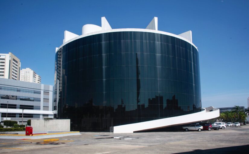 建築からモニュメントまで様々なニーマイヤーの作品が並ぶブラジル・サンパウロにある「ラテンアメリカ記念公園」