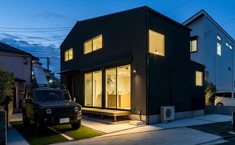 コンパクトな平屋風の住まい「遊びゴコロのある家」に詰まった家族のイメージと建築家の工夫