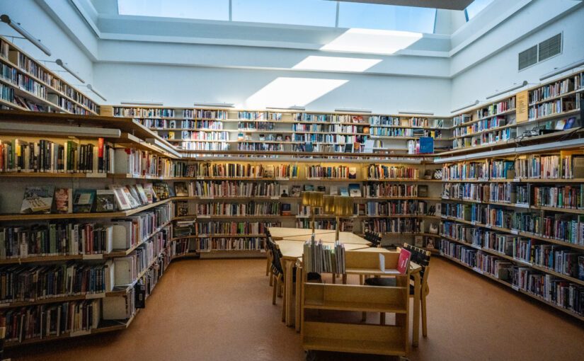 アアルトが手掛けた「ロヴァニエミ市立図書館」は、自然光がつくるあたたかみのあるインテリアの心地の良い空間